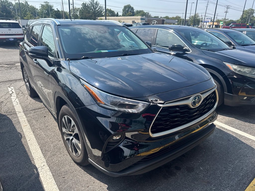 Used 2021 Toyota Highlander XLE AWD/4WD image 2