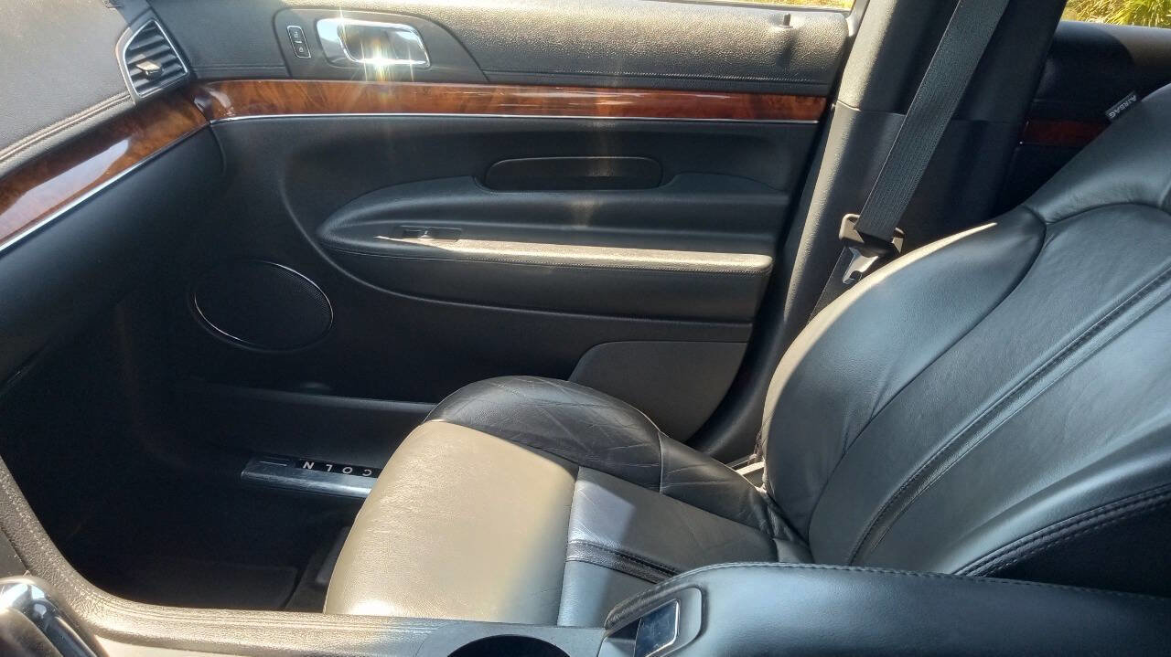 Used 2014 Lincoln MKT AWD image 16