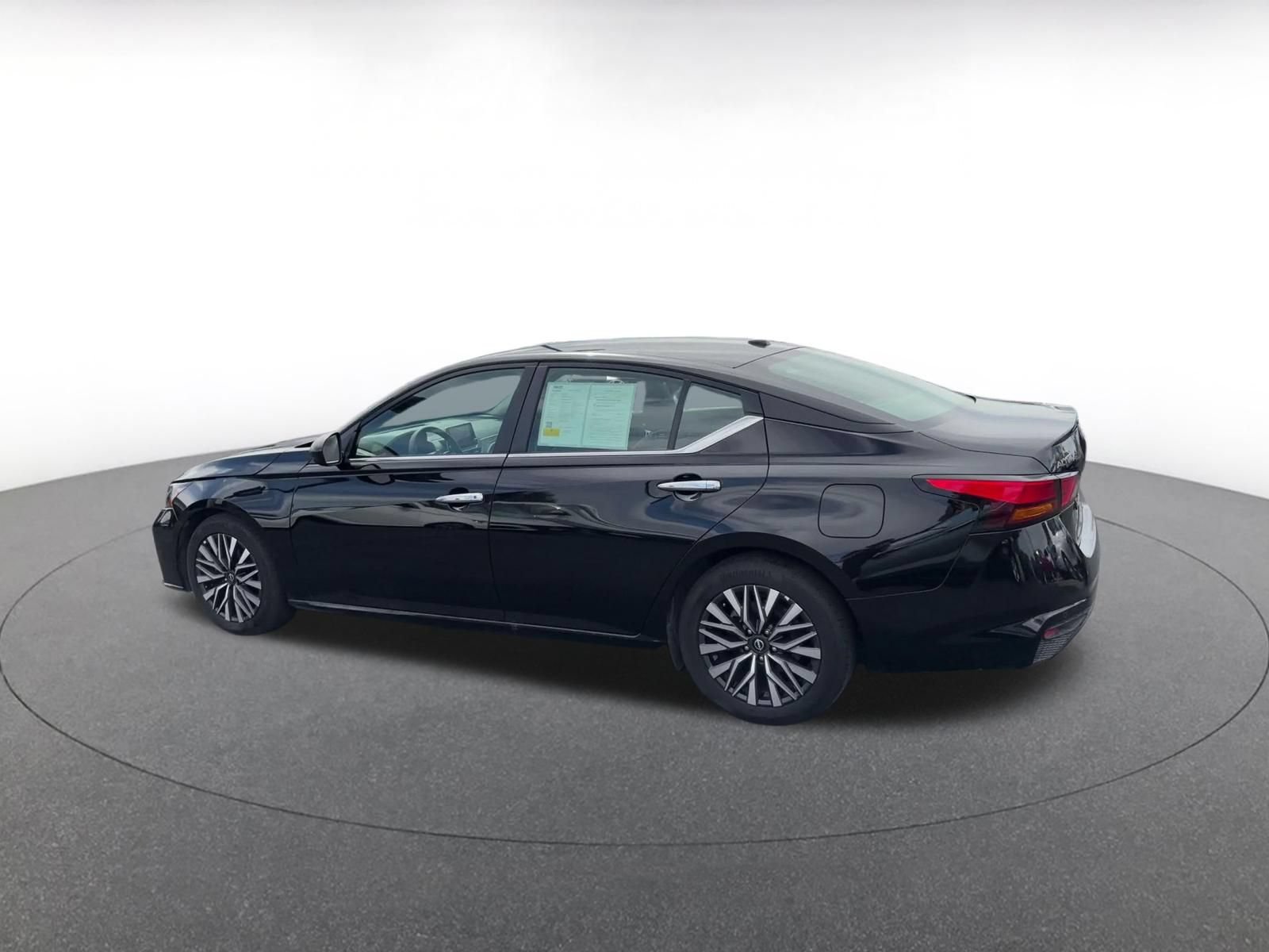Used 2025 Nissan Altima 2.5 SV FWD image 9