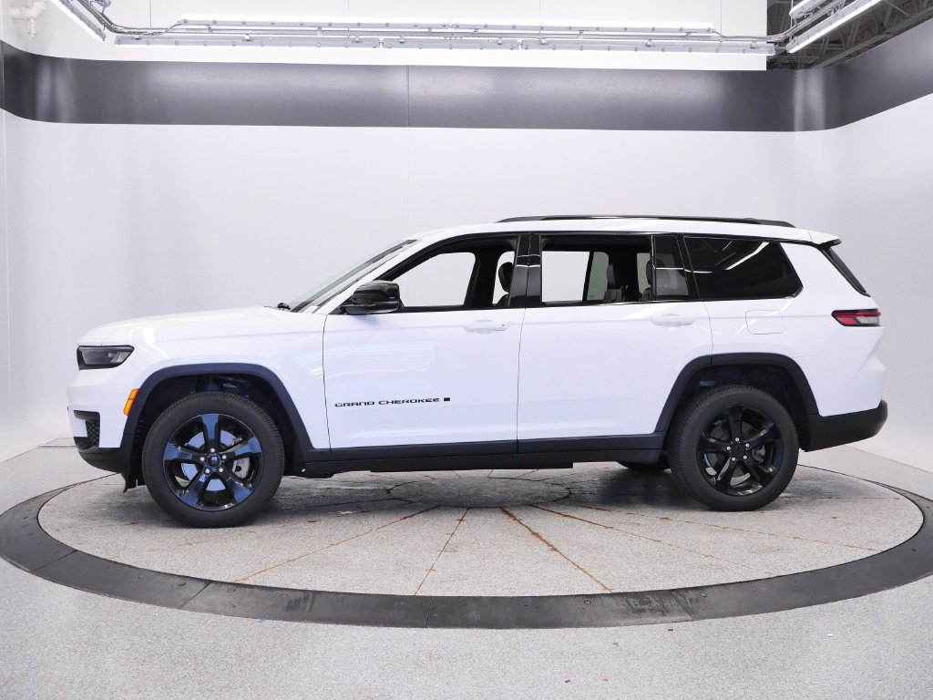 Used 2022 Jeep Grand Cherokee L Laredo AWD/4WD image 2