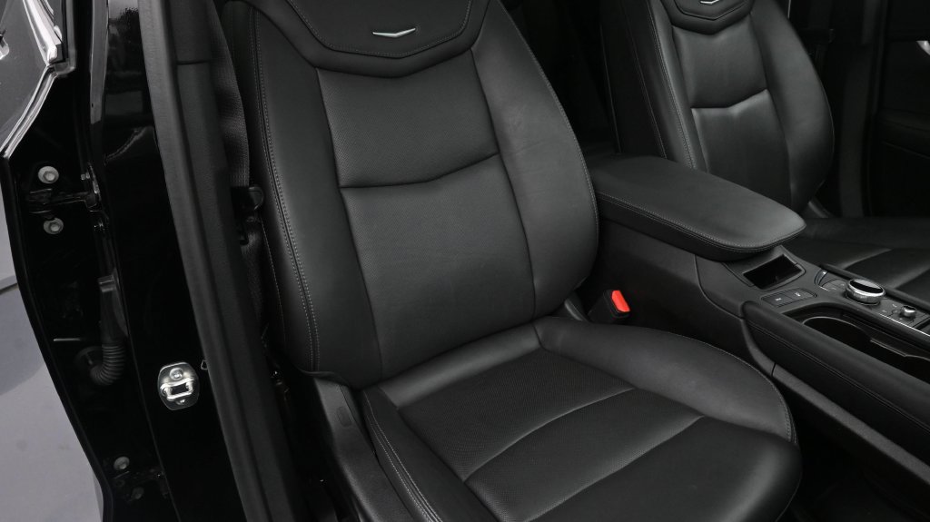 Certified 2025 Cadillac XT6 Premium Luxury FWD image 17