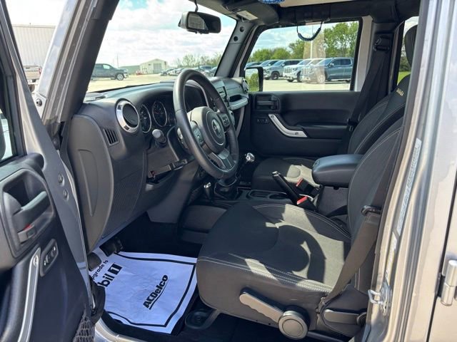 Used 2015 Jeep Wrangler Unlimited Sahara w/ Dual Top Group AWD/4WD image 10