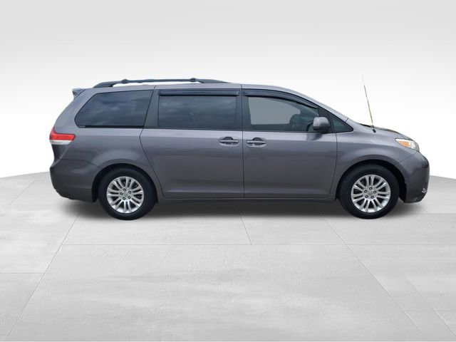 Used 2011 Toyota Sienna XLE image 3