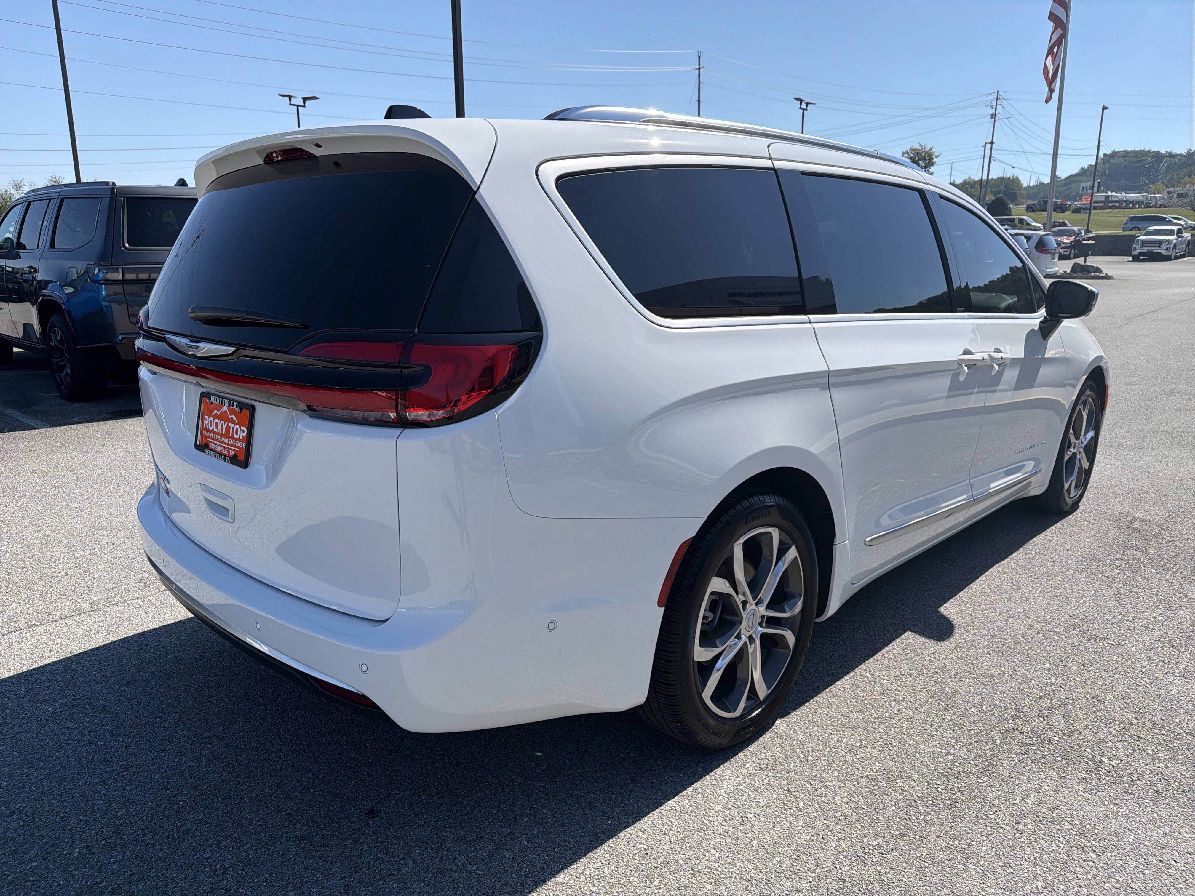 Used 2025 Chrysler Pacifica Pinnacle FWD image 7