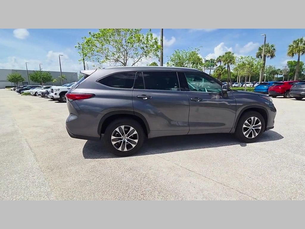 Used 2022 Toyota Highlander XLE image 36