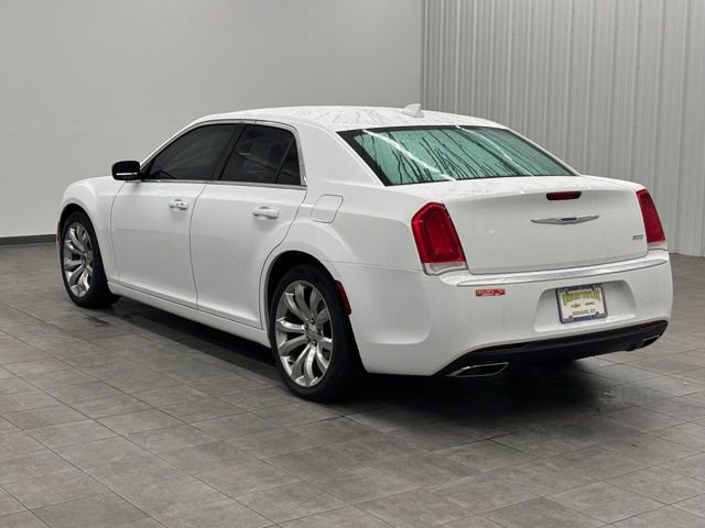 Used 2018 Chrysler 300 Touring w/ Chrome Appearance Package RWD image 4