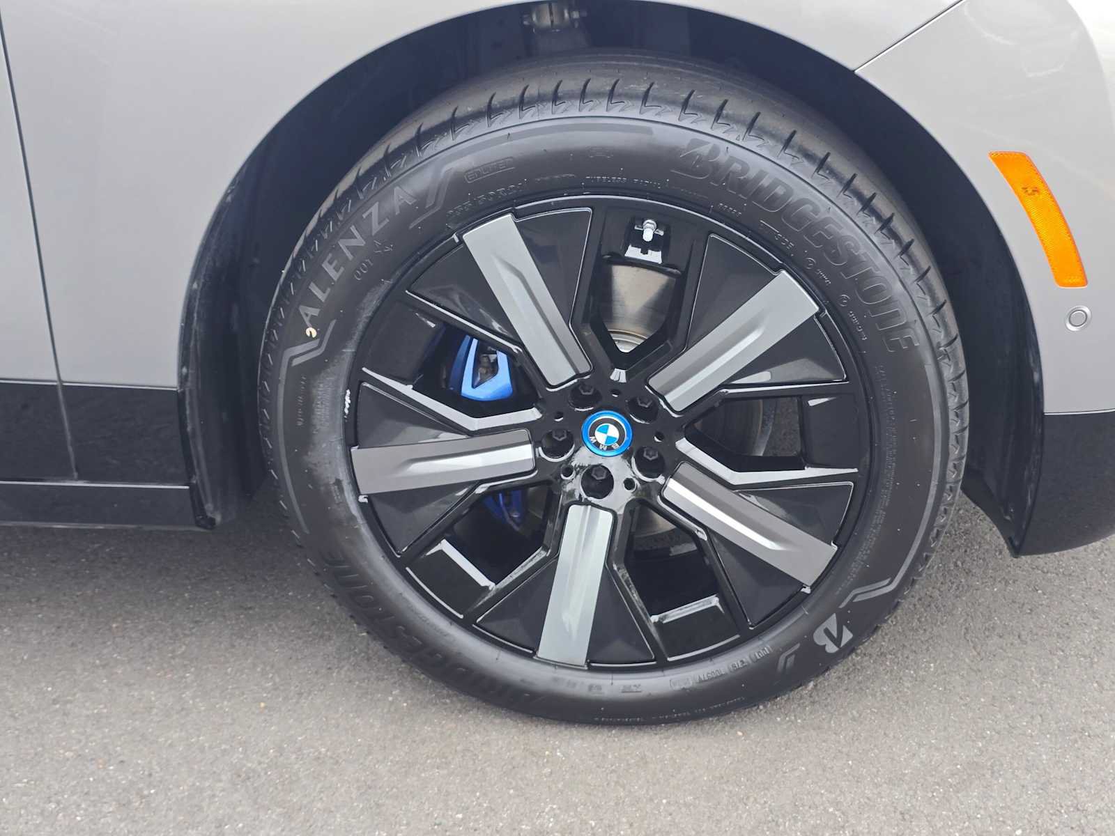 Used 2023 BMW iX xDrive50 w/ Sport Package AWD/4WD image 9