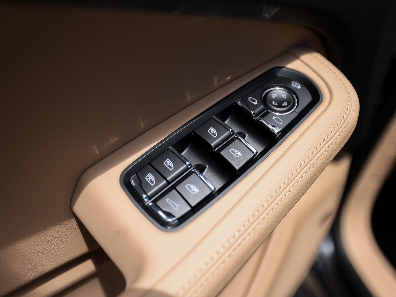 Certified 2025 Porsche Macan image 23