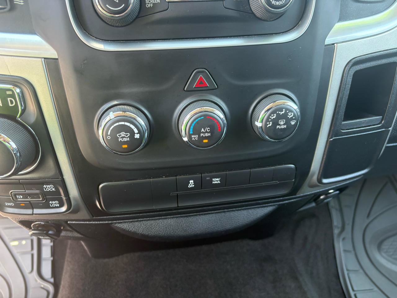 Used 2017 RAM 1500 Classic SLT AWD/4WD image 26