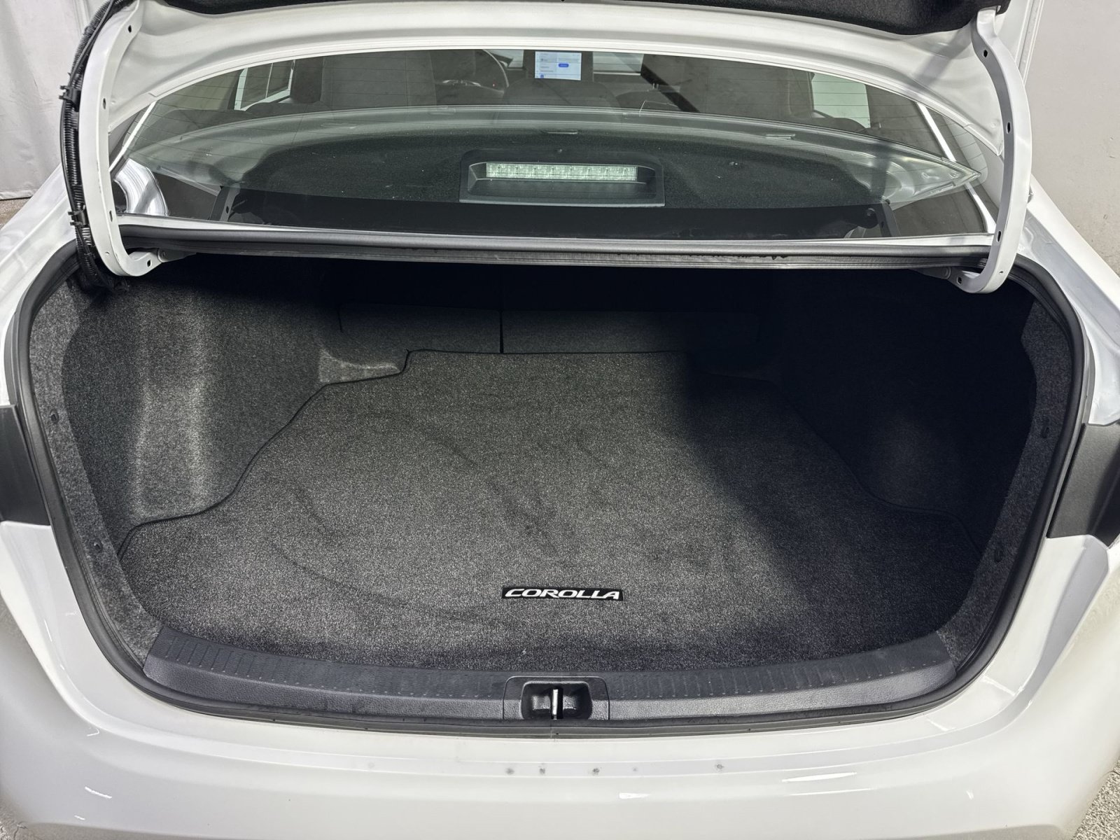 Used 2025 Toyota Corolla LE FWD image 37
