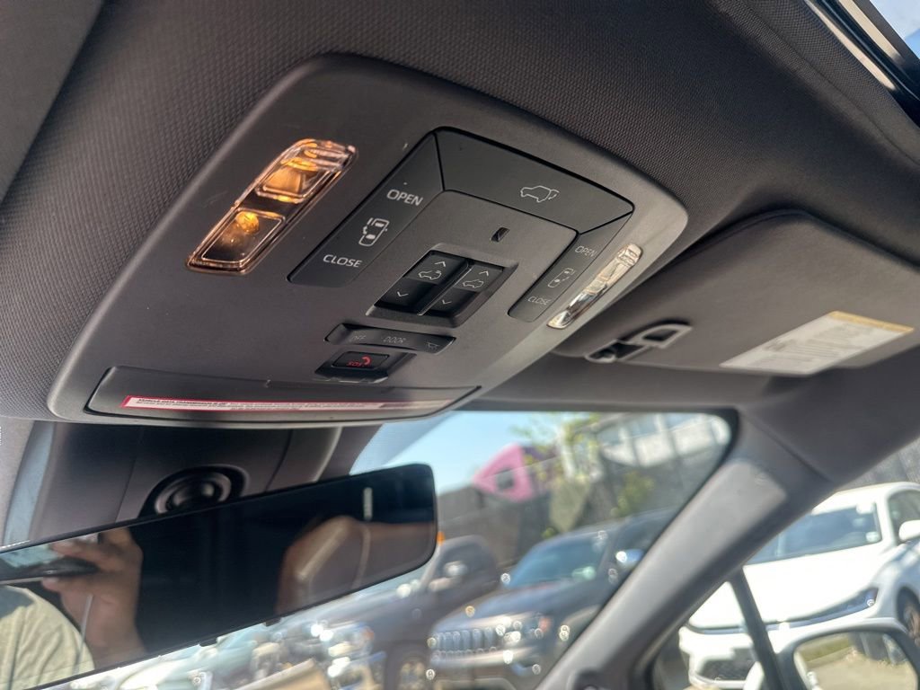 Used 2023 Toyota Sienna Platinum AWD/4WD image 18