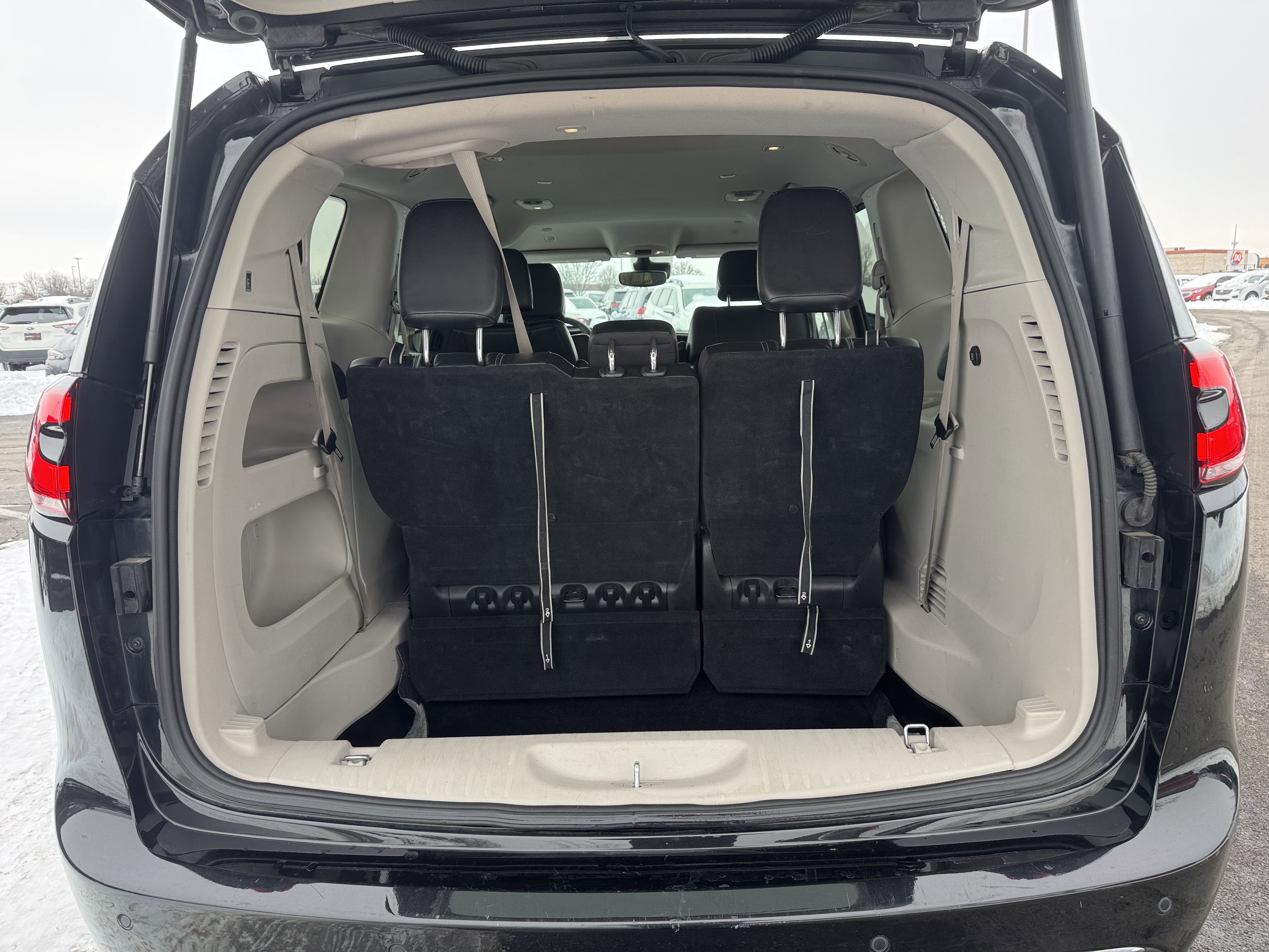 Used 2023 Chrysler Pacifica Touring-L image 13