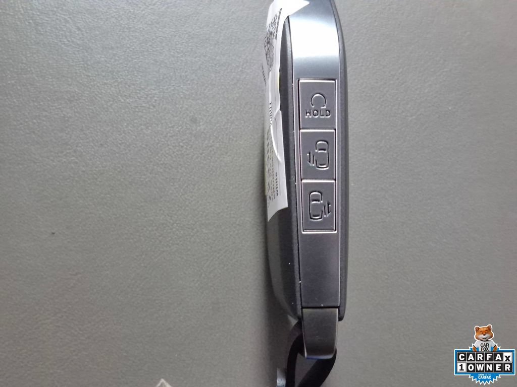 Used 2025 Kia Carnival FWD image 31