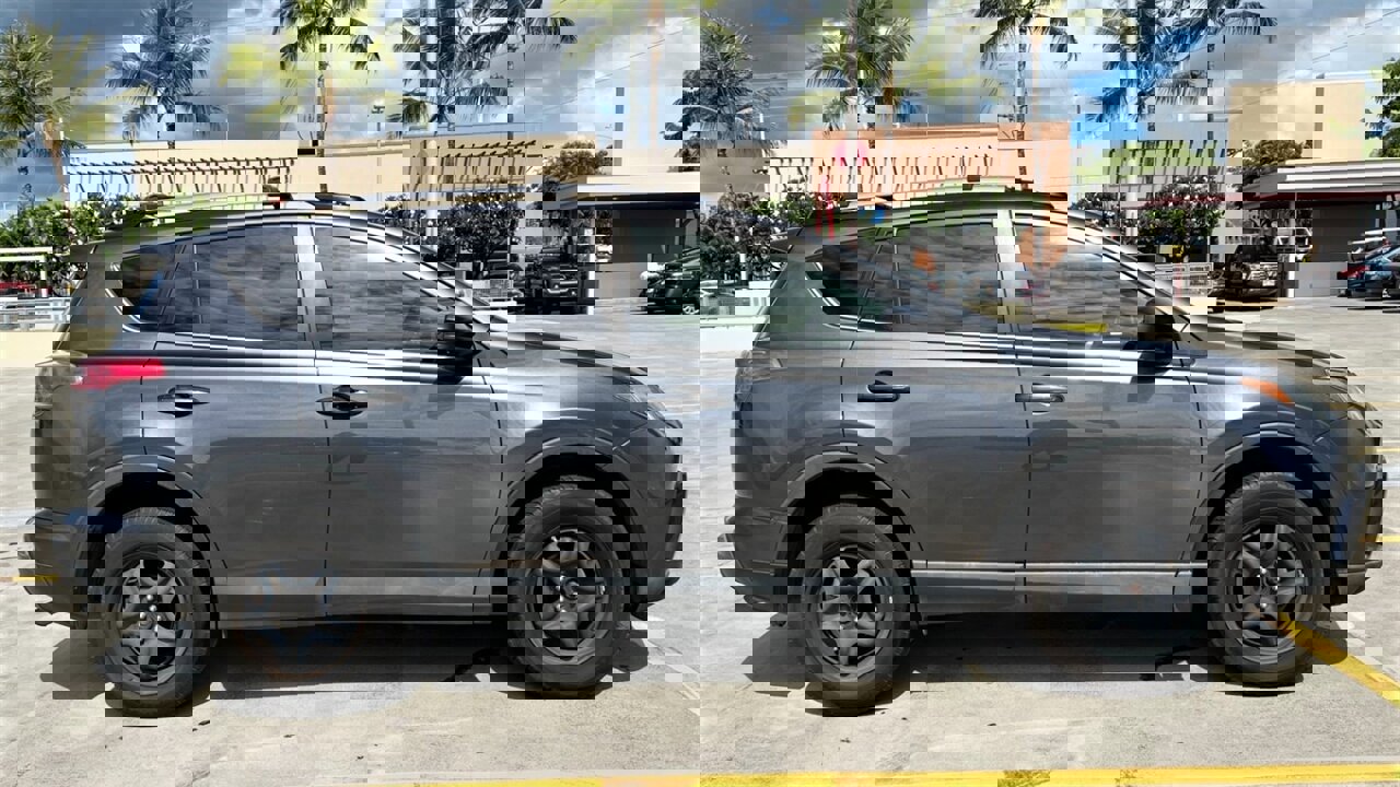 Used 2017 Toyota RAV4 LE image 7