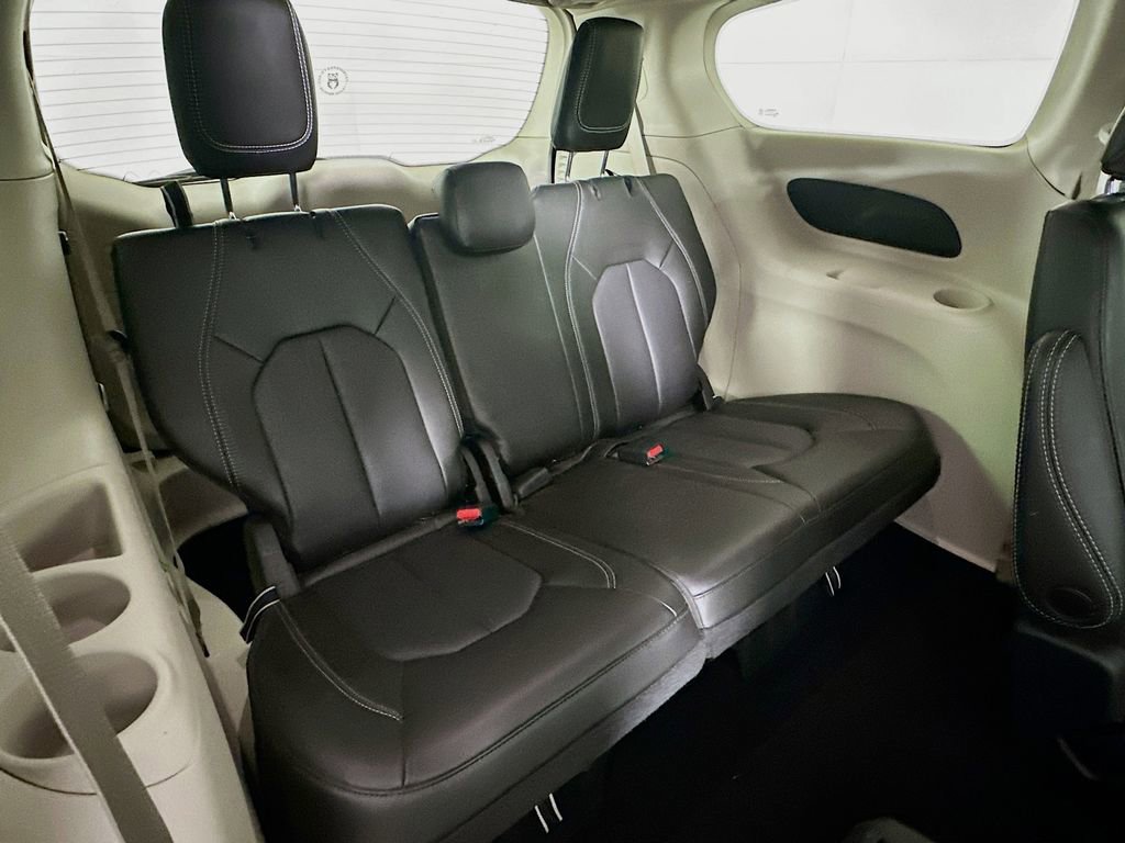 Used 2023 Chrysler Pacifica Touring-L image 37