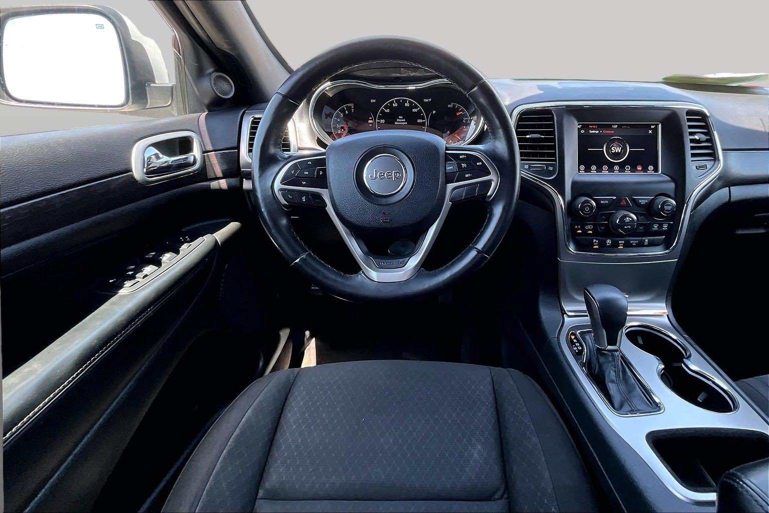 Used 2018 Jeep Grand Cherokee Laredo AWD/4WD image 5
