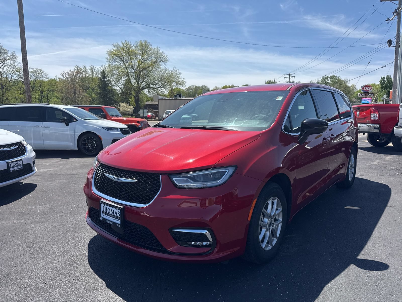 Used 2025 Chrysler Pacifica Select FWD image 3