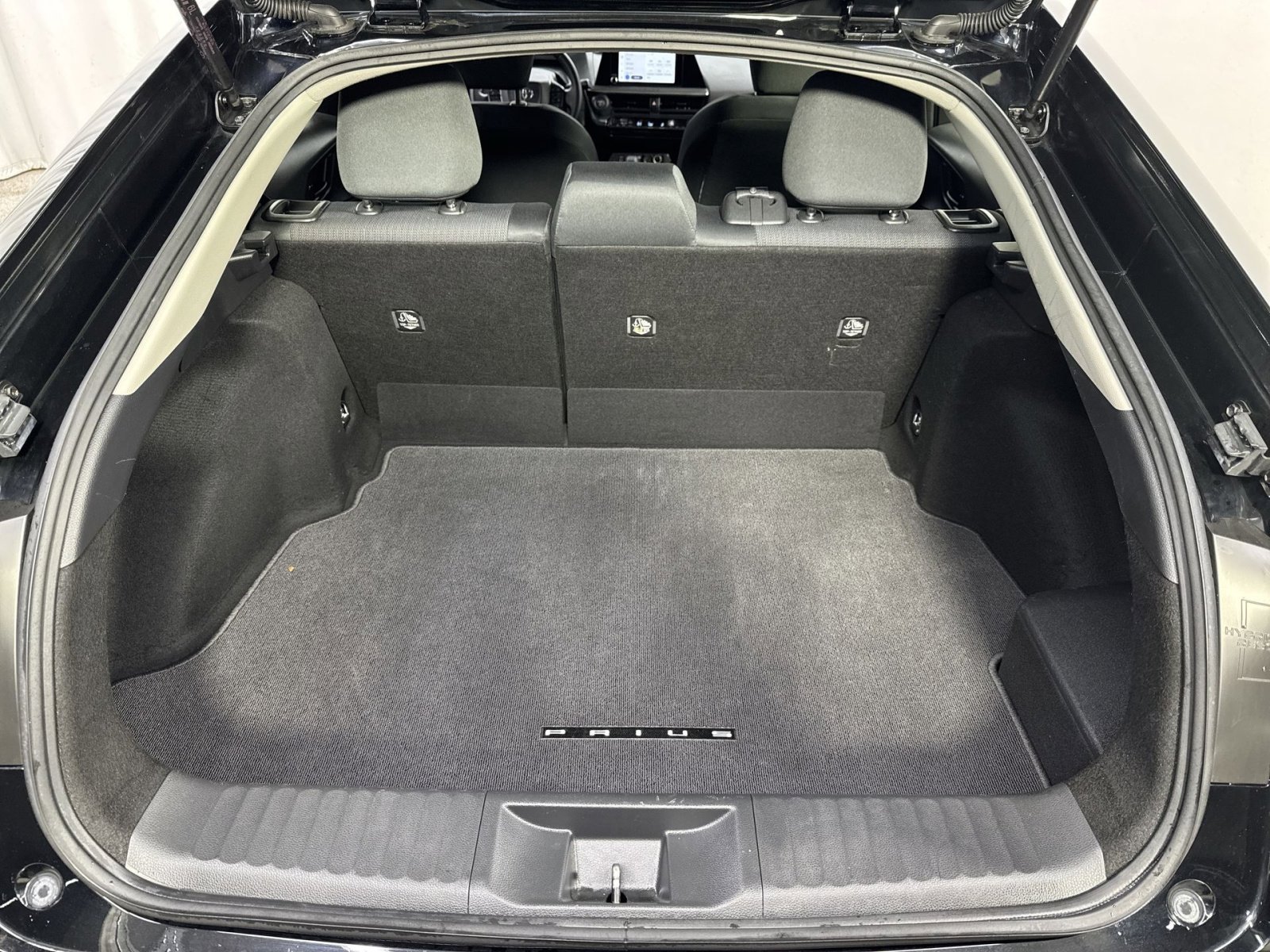 Used 2025 Toyota Prius LE image 28