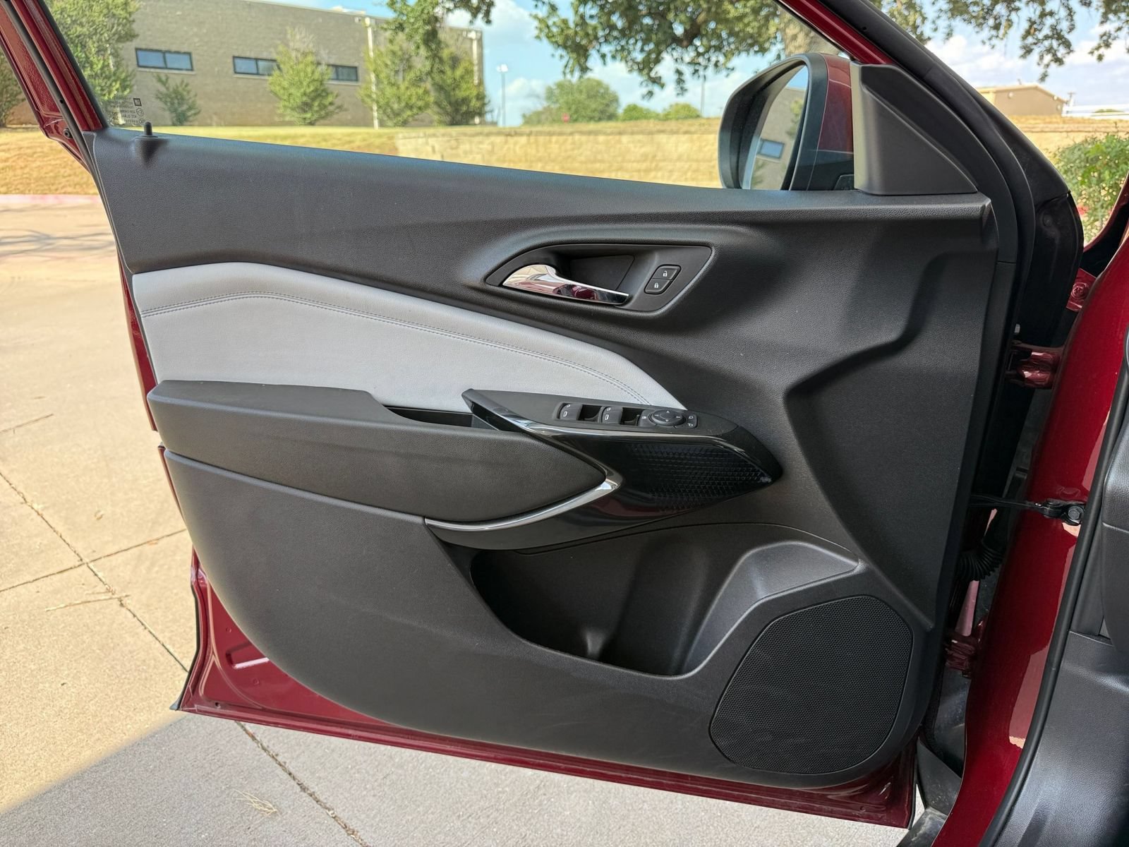 Used 2025 Chevrolet Trax LT w/ LT Convenience Package FWD image 18