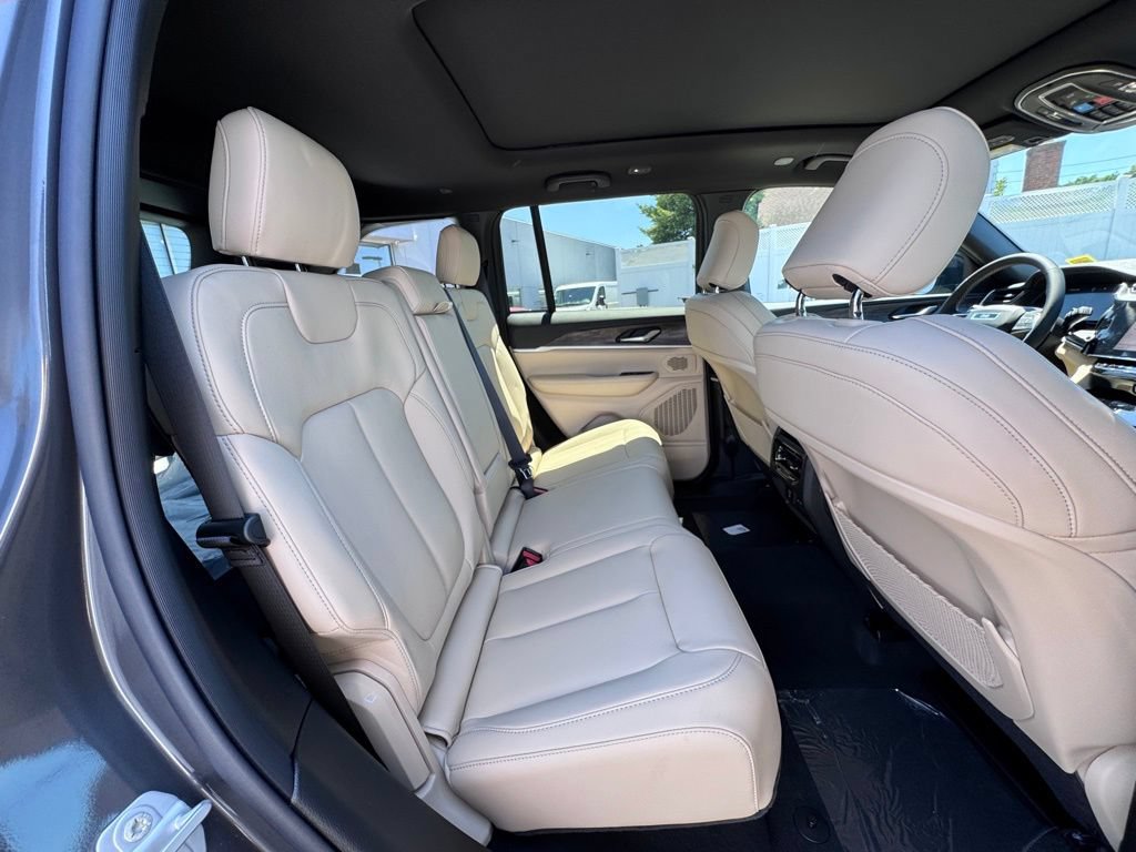 New 2026 Jeep Grand Cherokee Limited w/ Limited Altitude Package AWD/4WD image 21