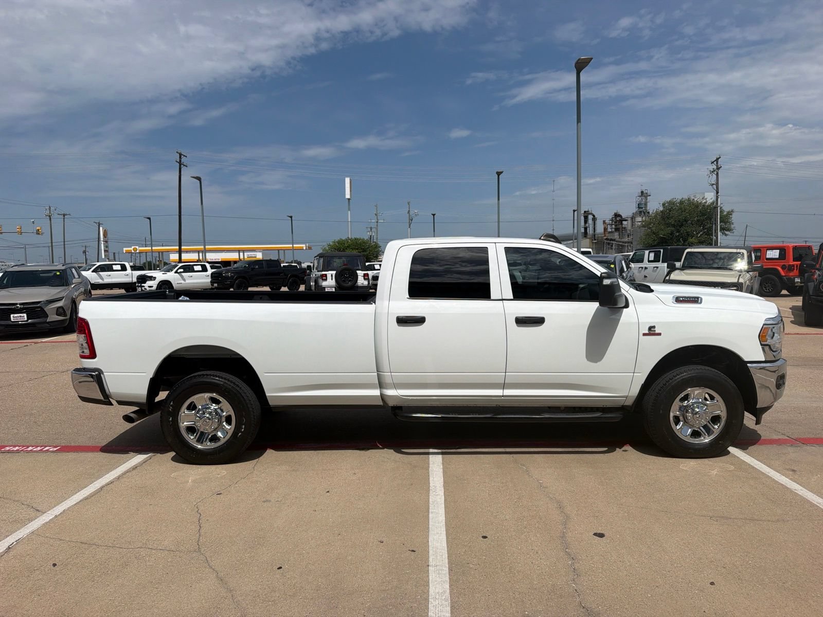 Used 2023 RAM 3500 Tradesman w/ Chrome Appearance Group AWD/4WD image 4