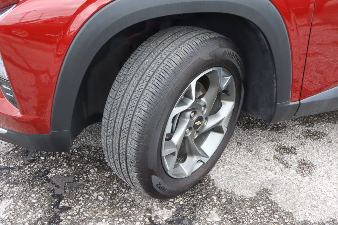 Used 2025 Chevrolet Trax LT w/ LT Convenience Package FWD image 16