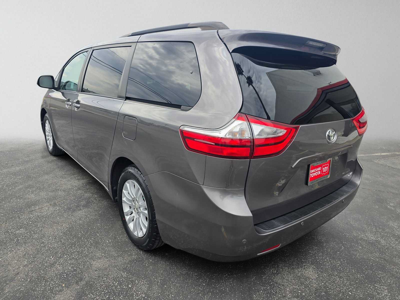 Used 2017 Toyota Sienna XLE w/ XLE Navigation Package FWD image 5