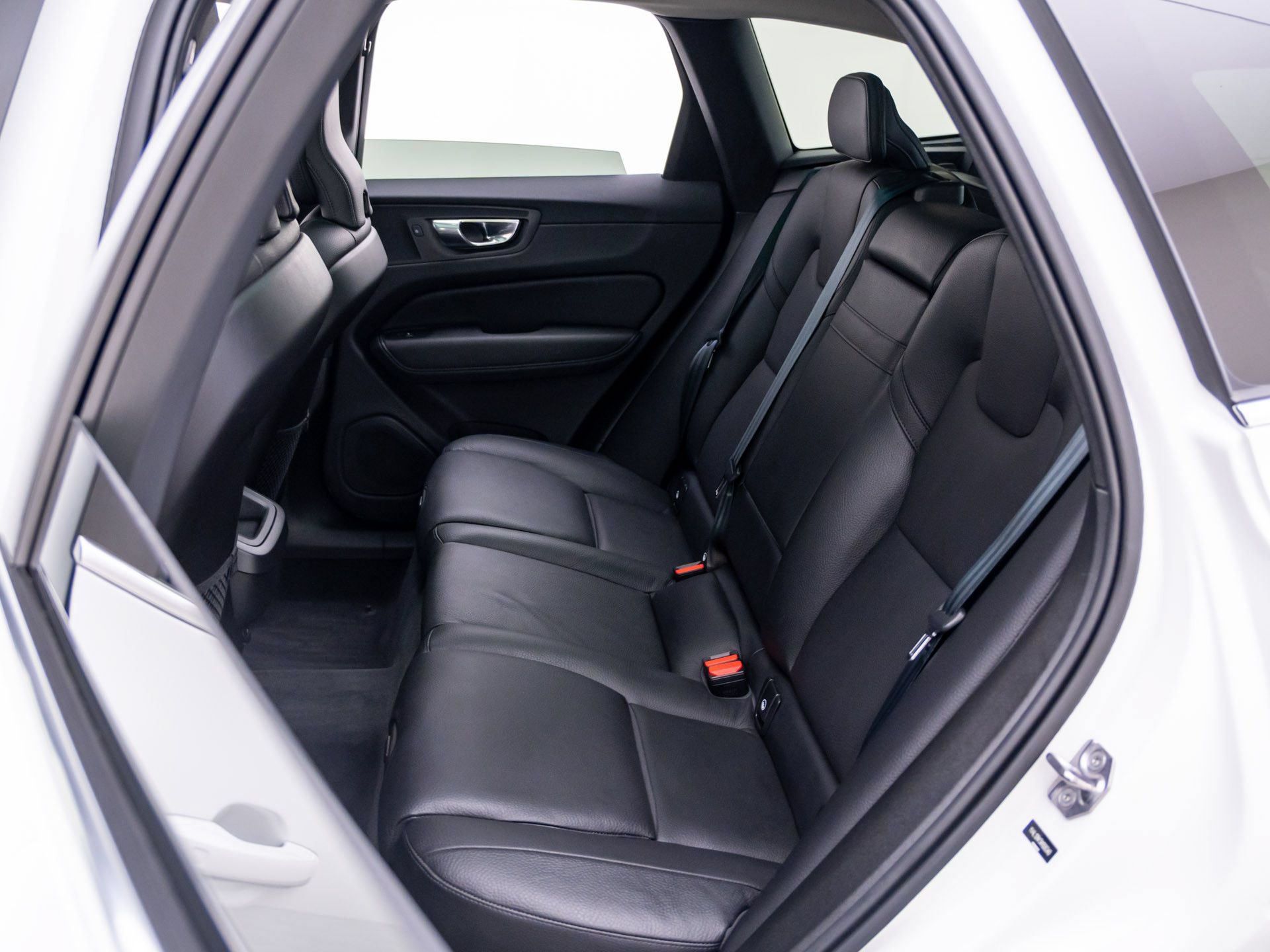 Used 2022 Volvo XC60 B5 Momentum w/ Advanced Package AWD/4WD image 16