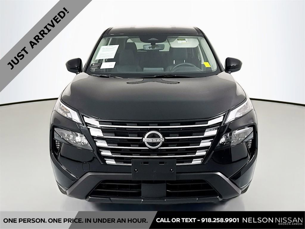 Certified 2025 Nissan Rogue SV image 2