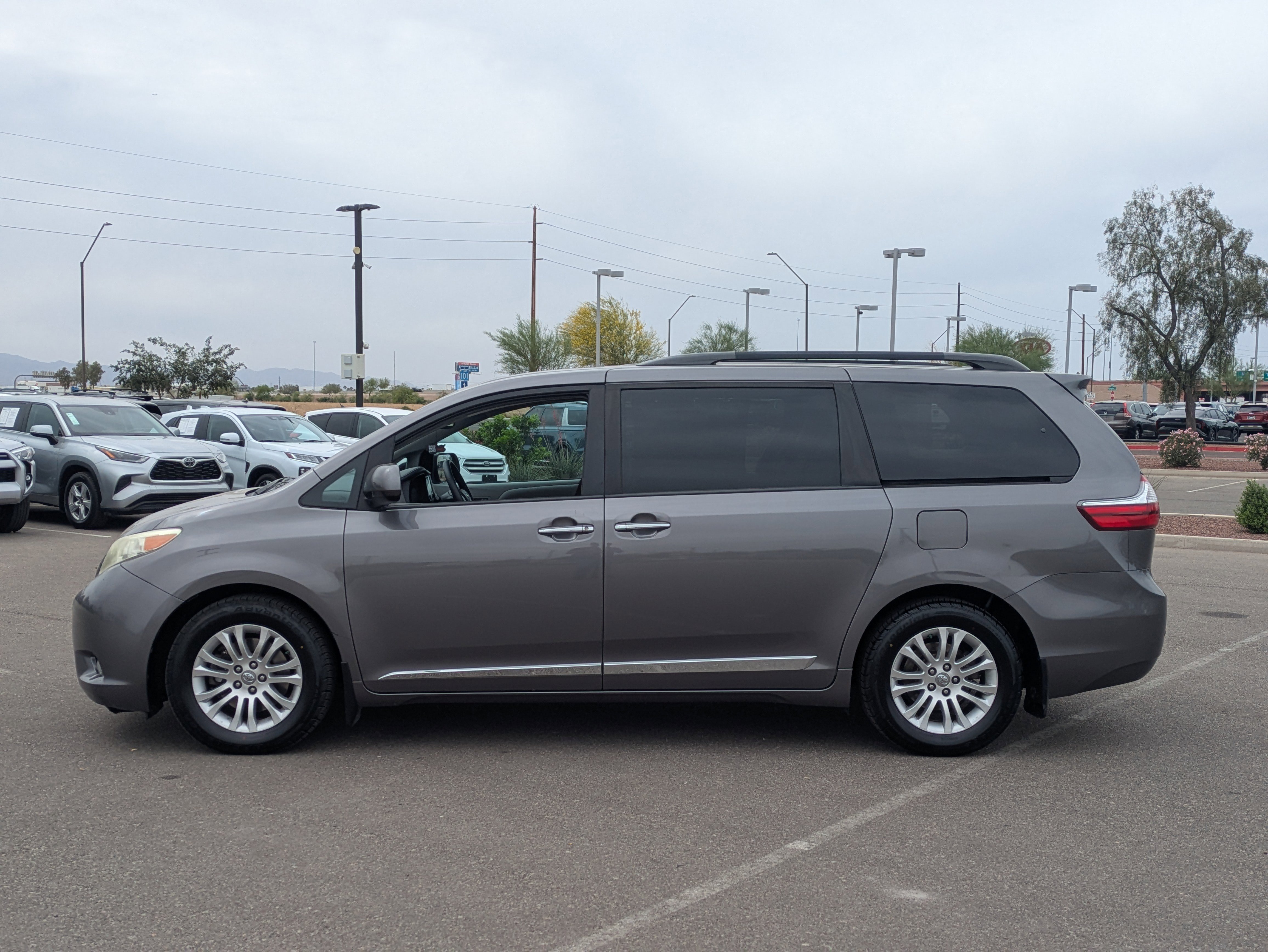 Used 2017 Toyota Sienna XLE w/ XLE Navigation Package FWD image 2