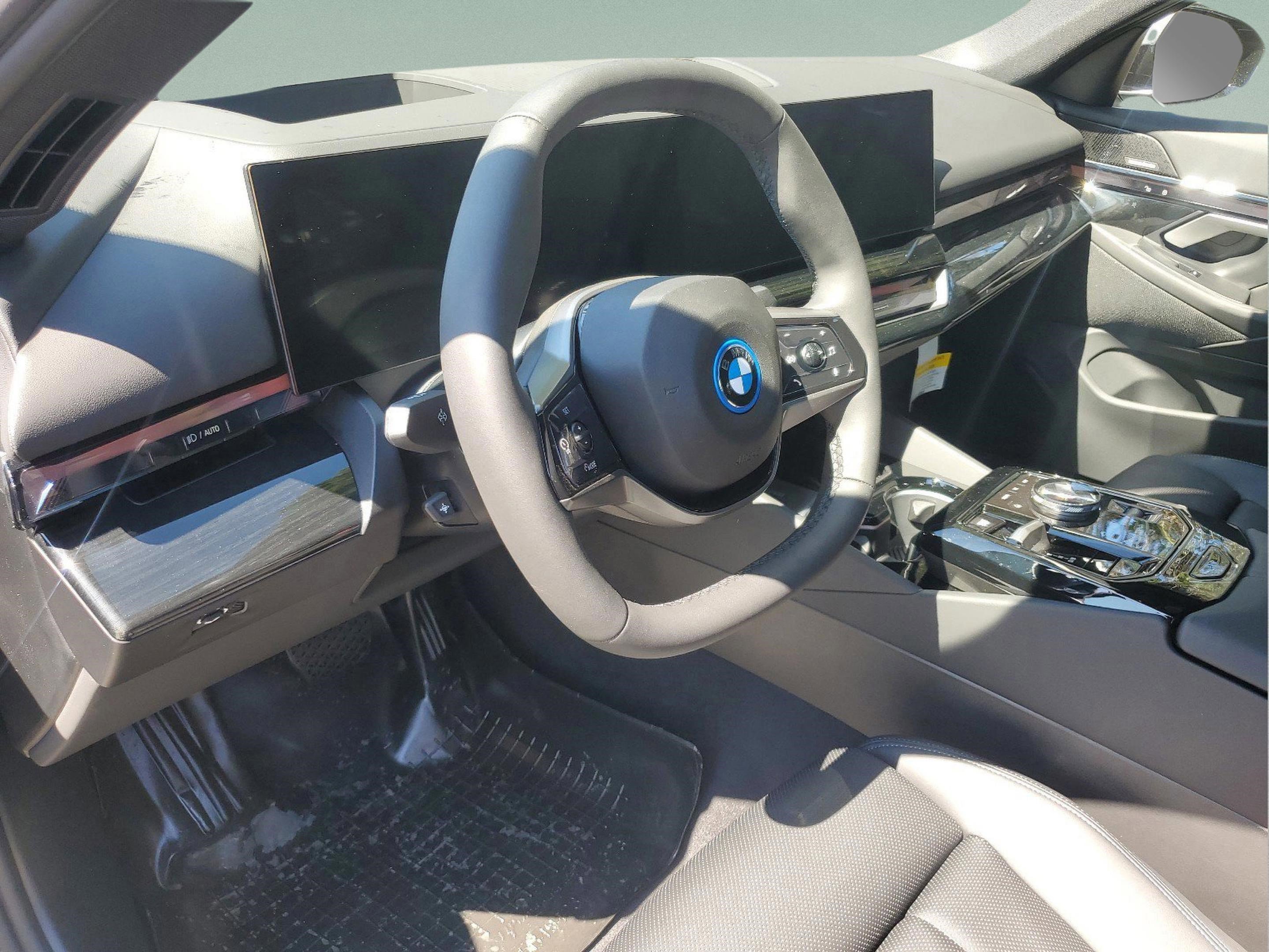 Used 2025 BMW i5 eDrive40i w/ Premium Package RWD image 17