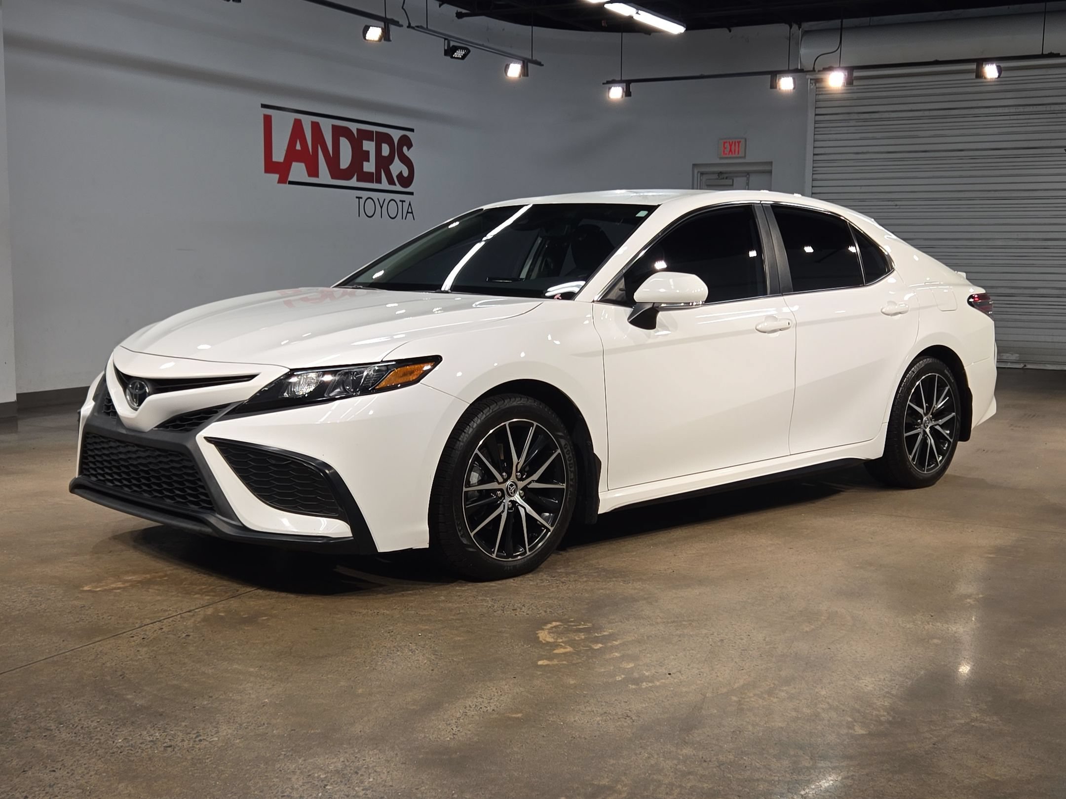 Used 2023 Toyota Camry SE FWD image 3