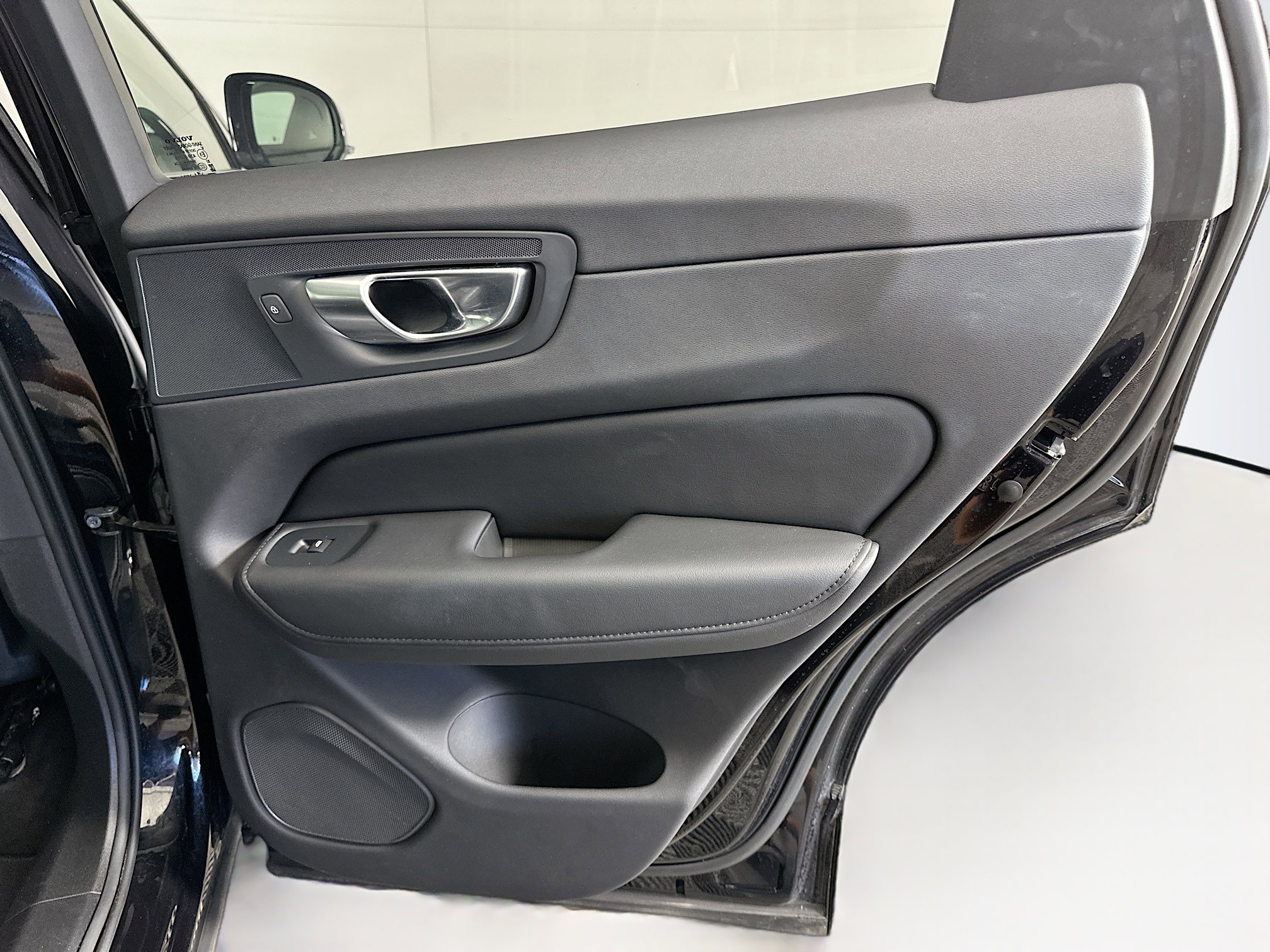 Used 2025 Volvo XC60 B5 Plus image 31