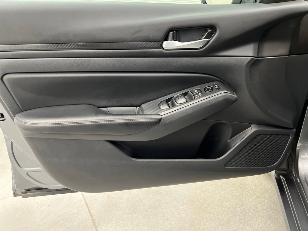 Used 2025 Nissan Altima 2.5 SV FWD image 14