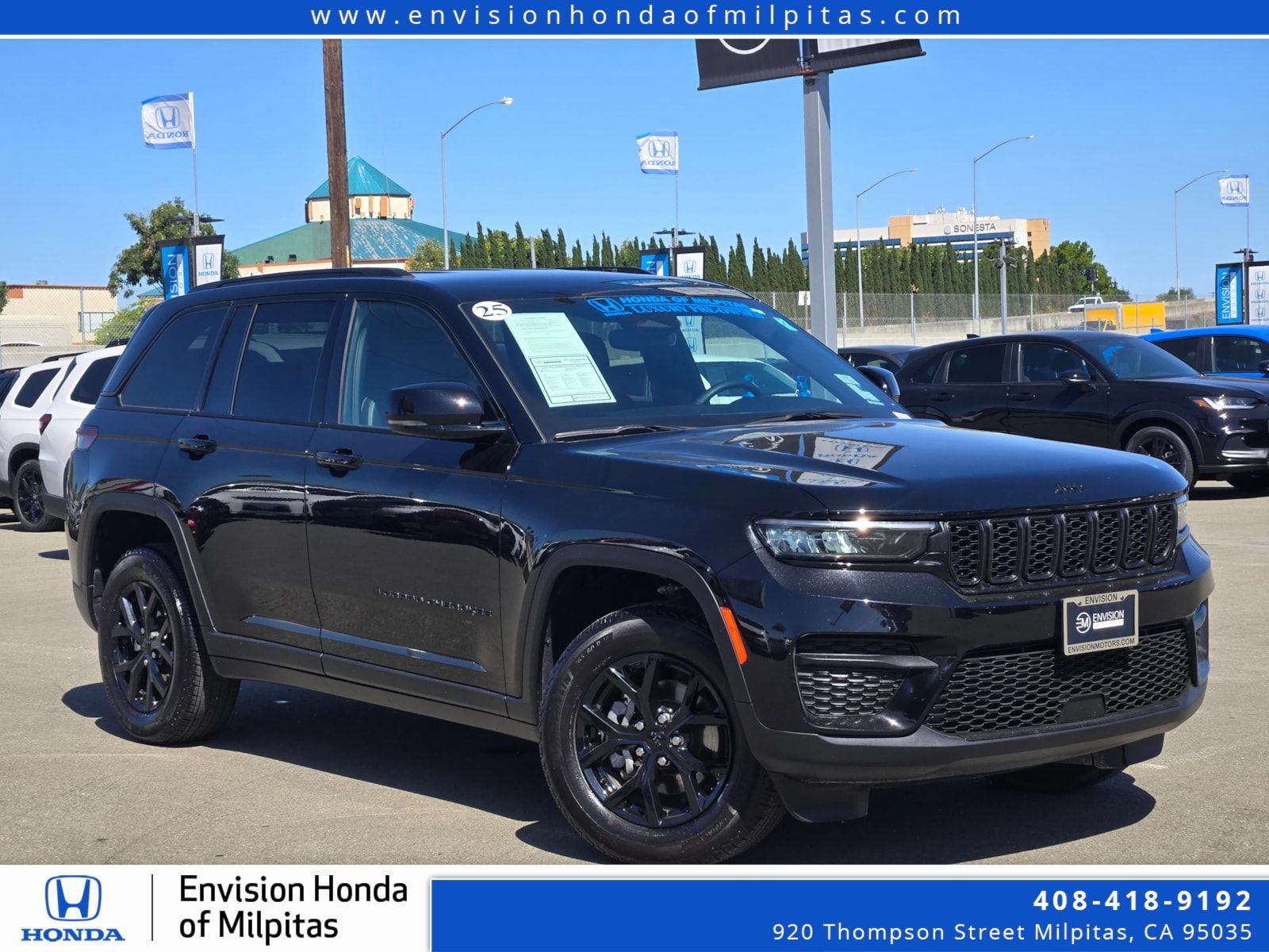 Used 2025 Jeep Grand Cherokee Altitude AWD/4WD image 1