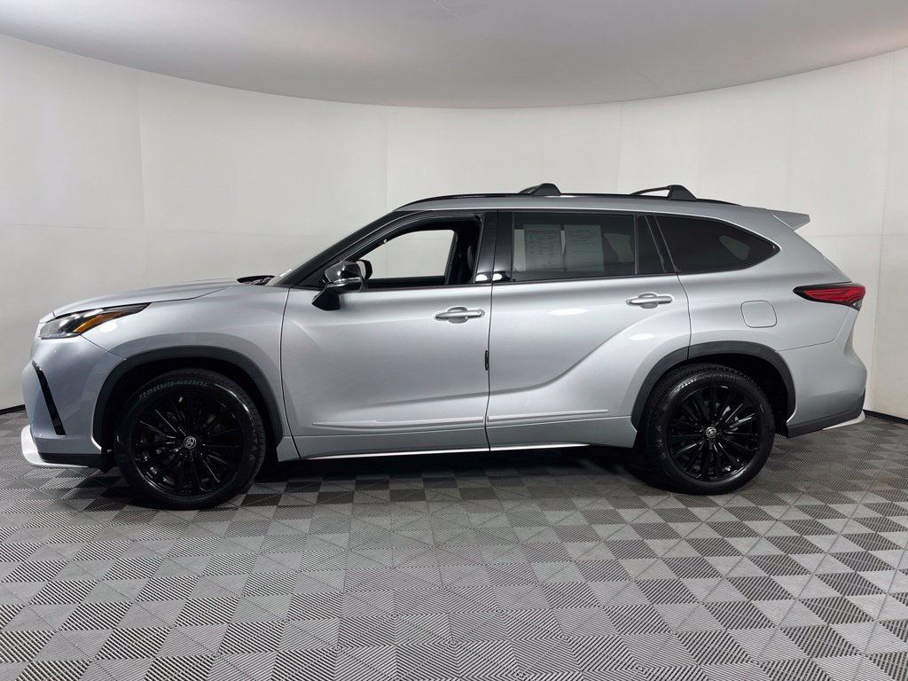 Used 2023 Toyota Highlander XSE FWD image 6