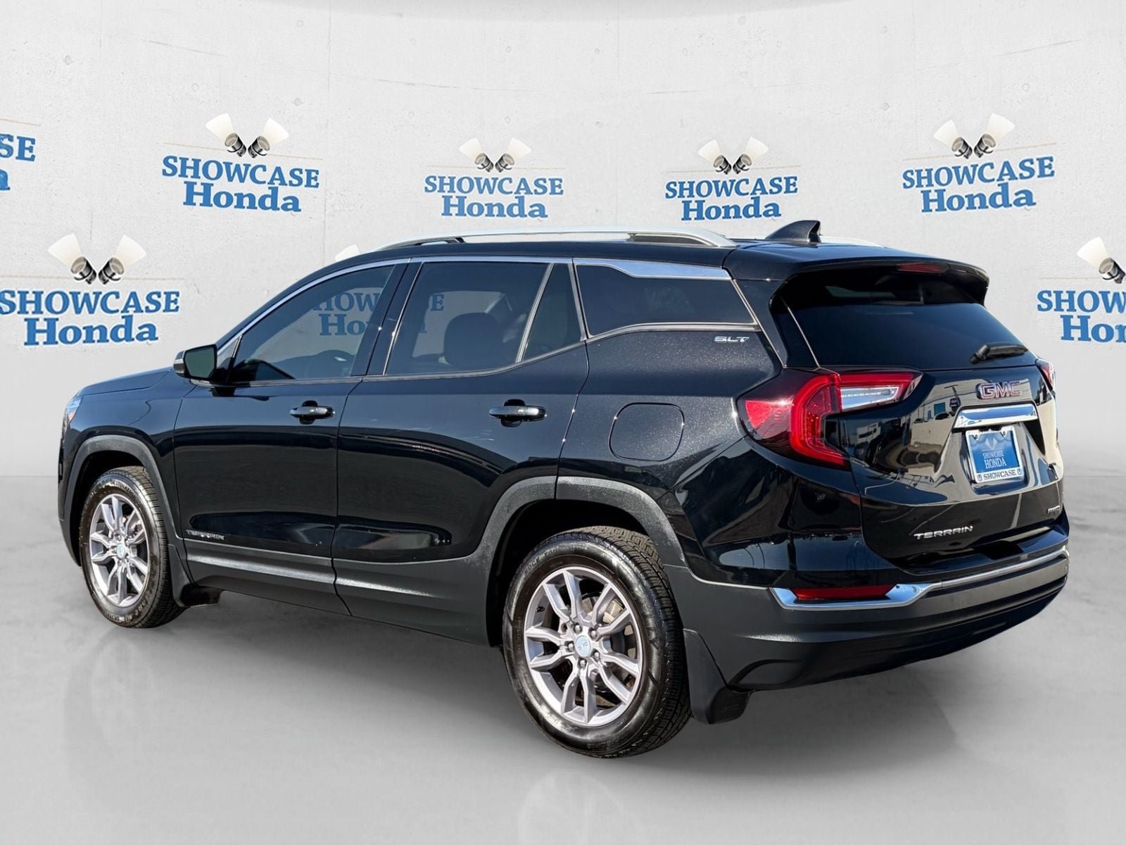 Used 2023 GMC Terrain SLT w/ LPO, Floor Liner Package AWD/4WD image 5
