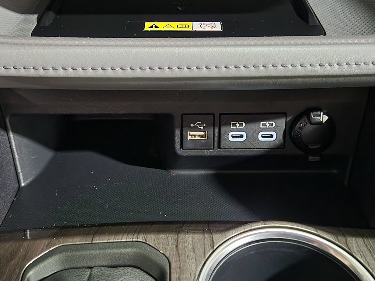 Used 2023 Toyota Highlander Platinum FWD image 38