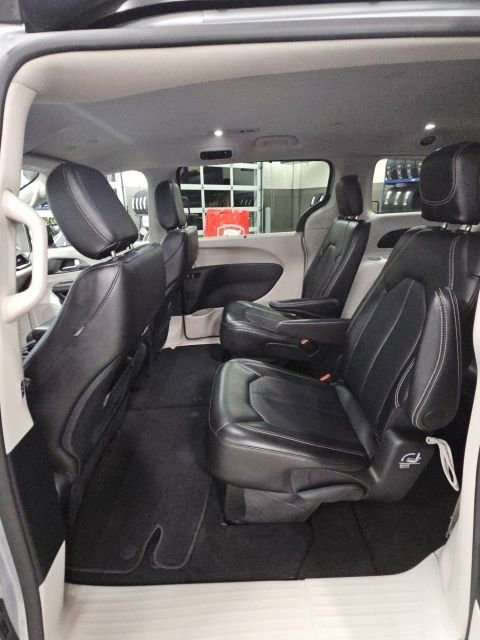 Used 2024 Chrysler Pacifica Touring-L image 31