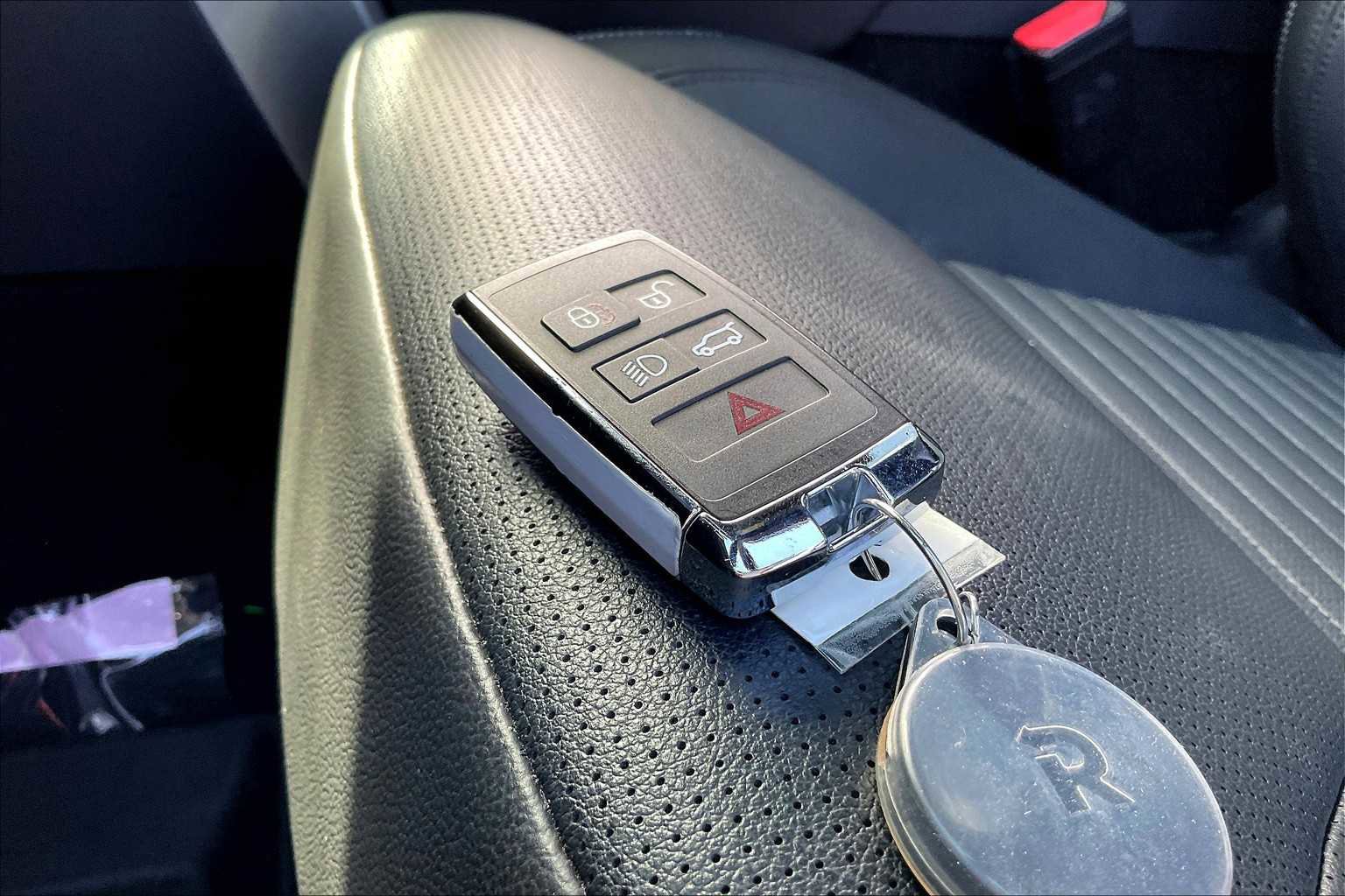 Used 2025 Land Rover Discovery S image 14