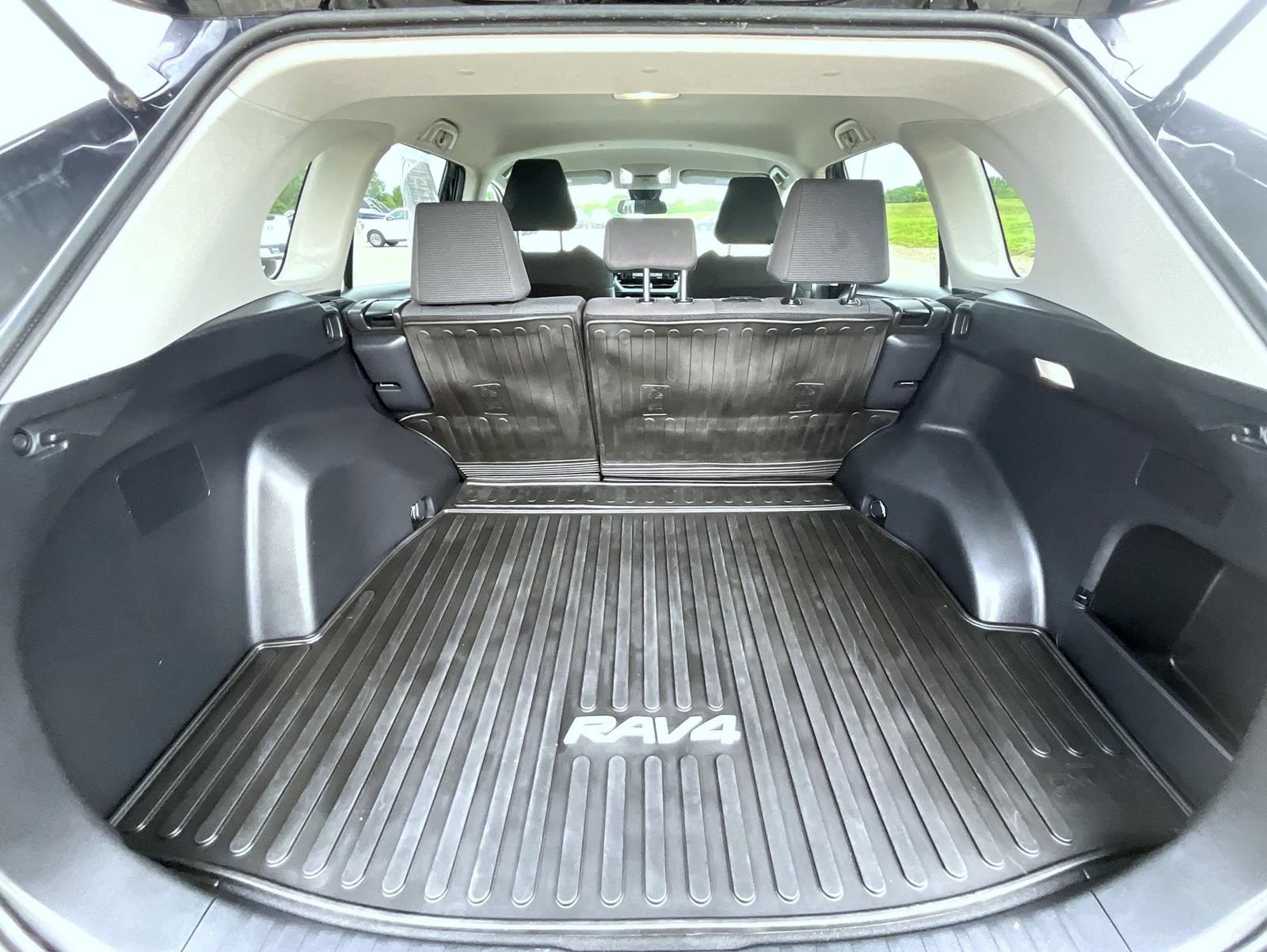 Used 2022 Toyota RAV4 LE AWD/4WD image 23
