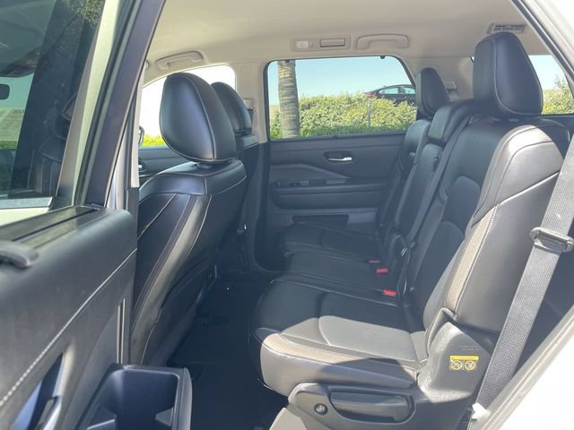 Used 2025 Nissan Pathfinder SL FWD image 25
