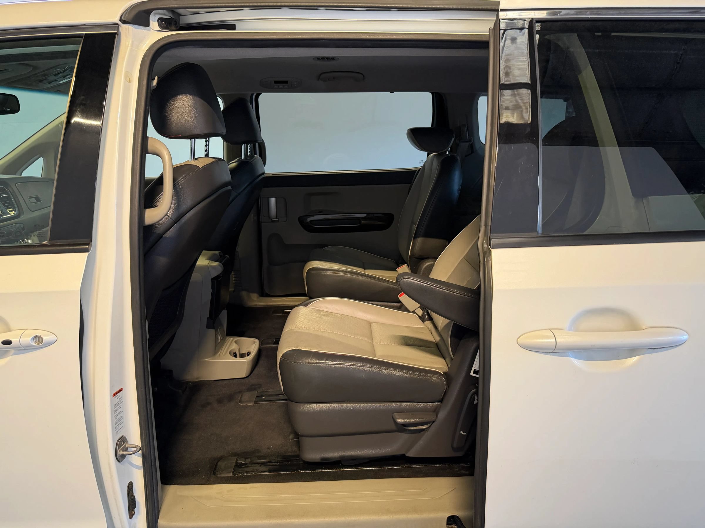 Used 2016 Kia Sedona EX FWD image 38