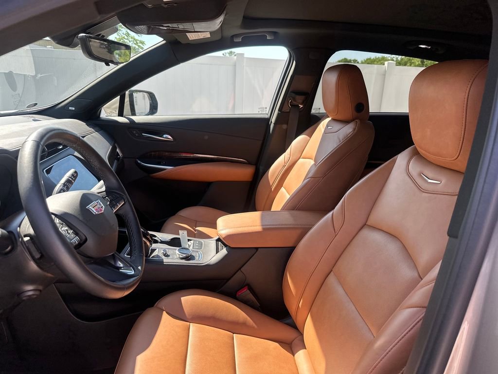 Used 2022 Cadillac XT4 Premium Luxury w/ Technology Package FWD image 10