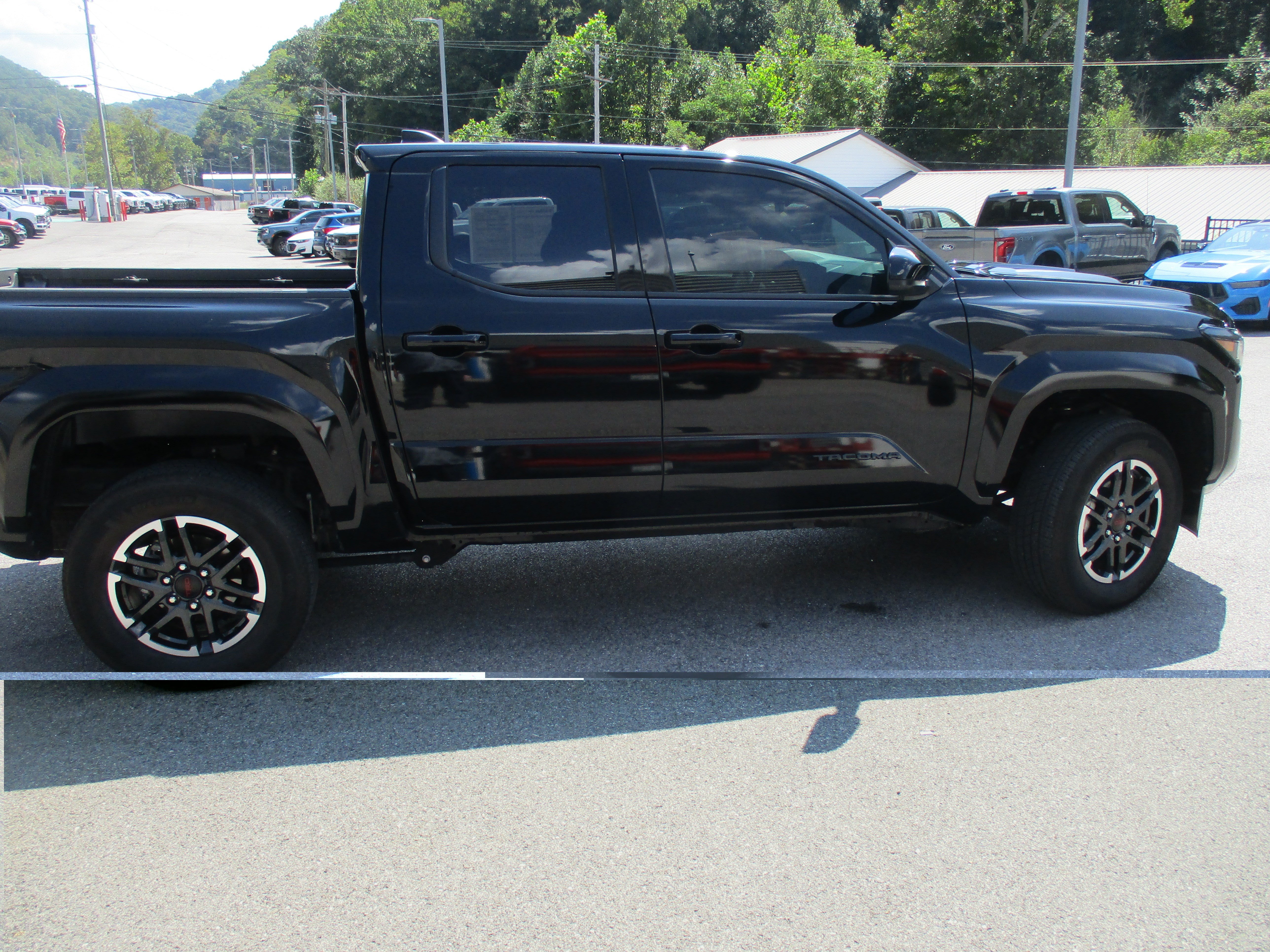 Used 2025 Toyota Tacoma TRD Sport AWD/4WD image 3