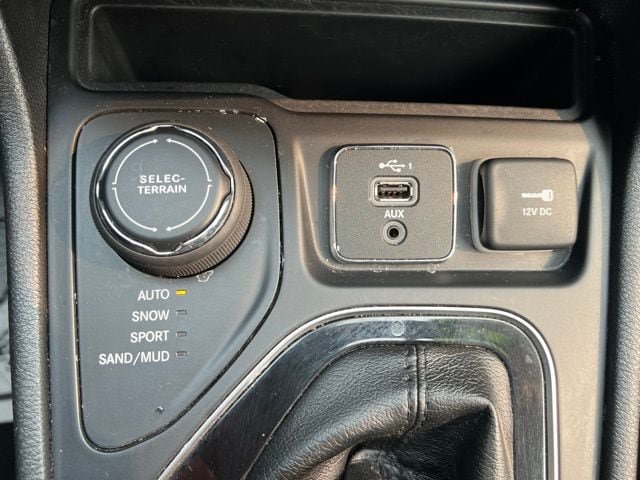 Certified 2019 Jeep Cherokee Limited AWD/4WD image 30