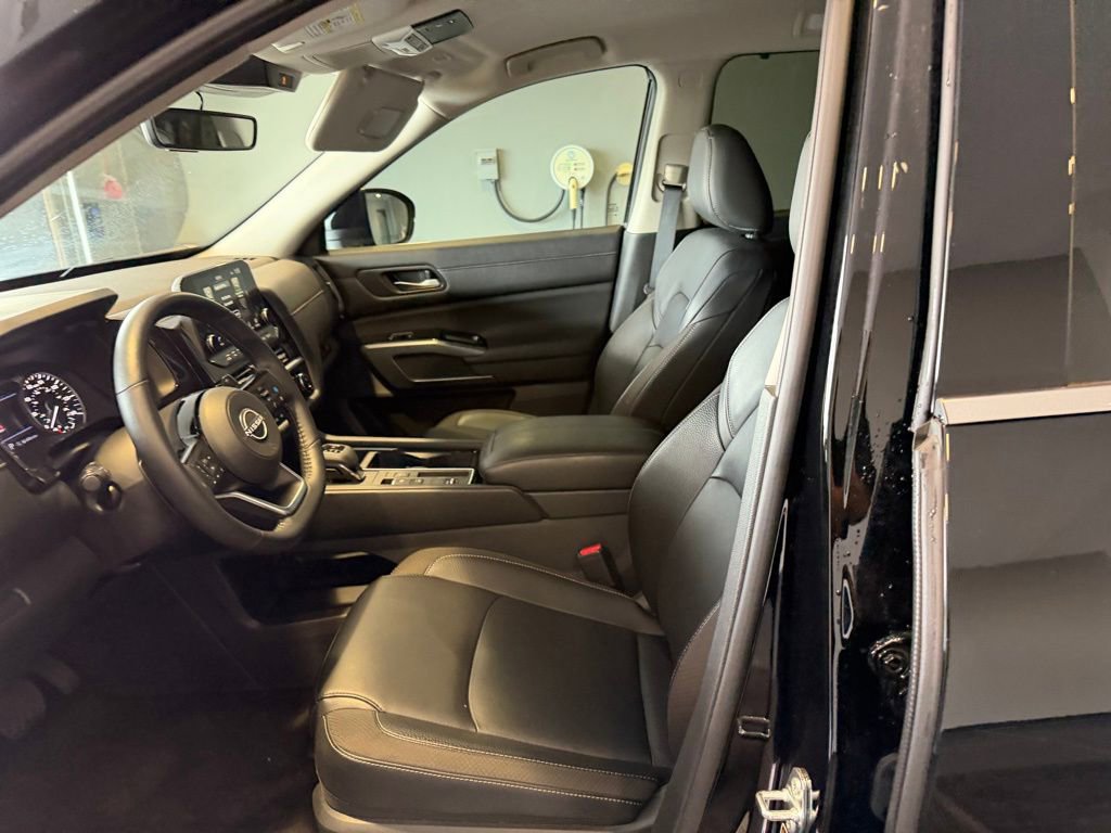 Used 2025 Nissan Pathfinder SL image 12