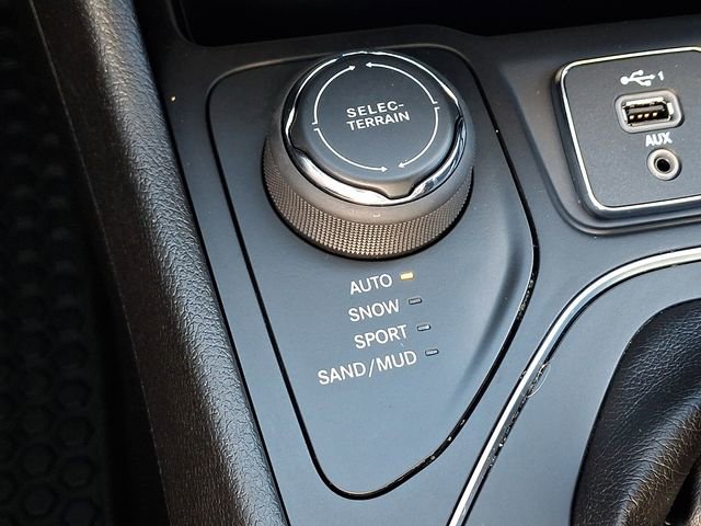 Used 2019 Jeep Cherokee Latitude Plus w/ Cold Weather Group AWD/4WD image 23