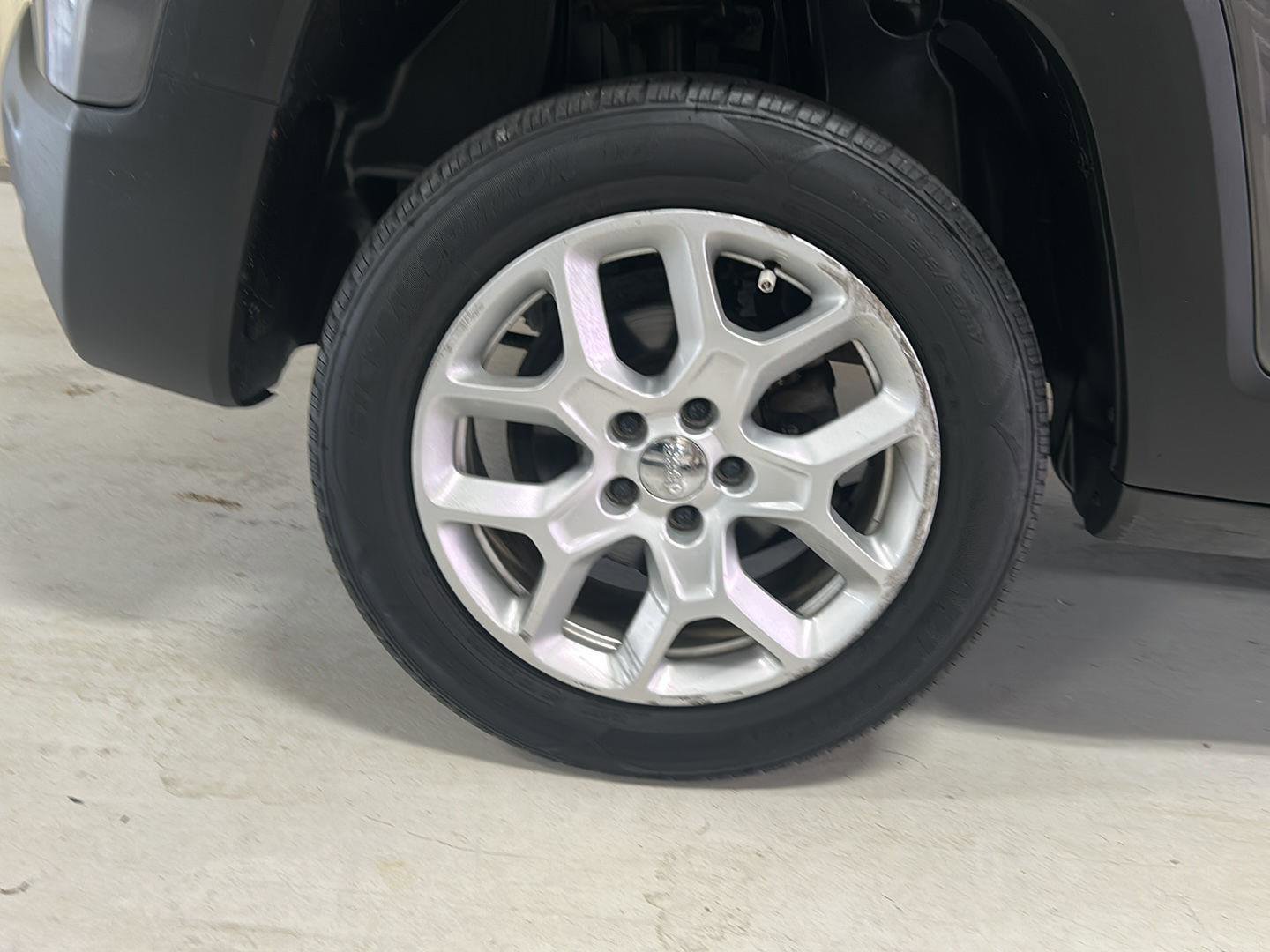 Used 2017 Jeep Renegade Latitude w/ Popular Equipment Group AWD/4WD image 31