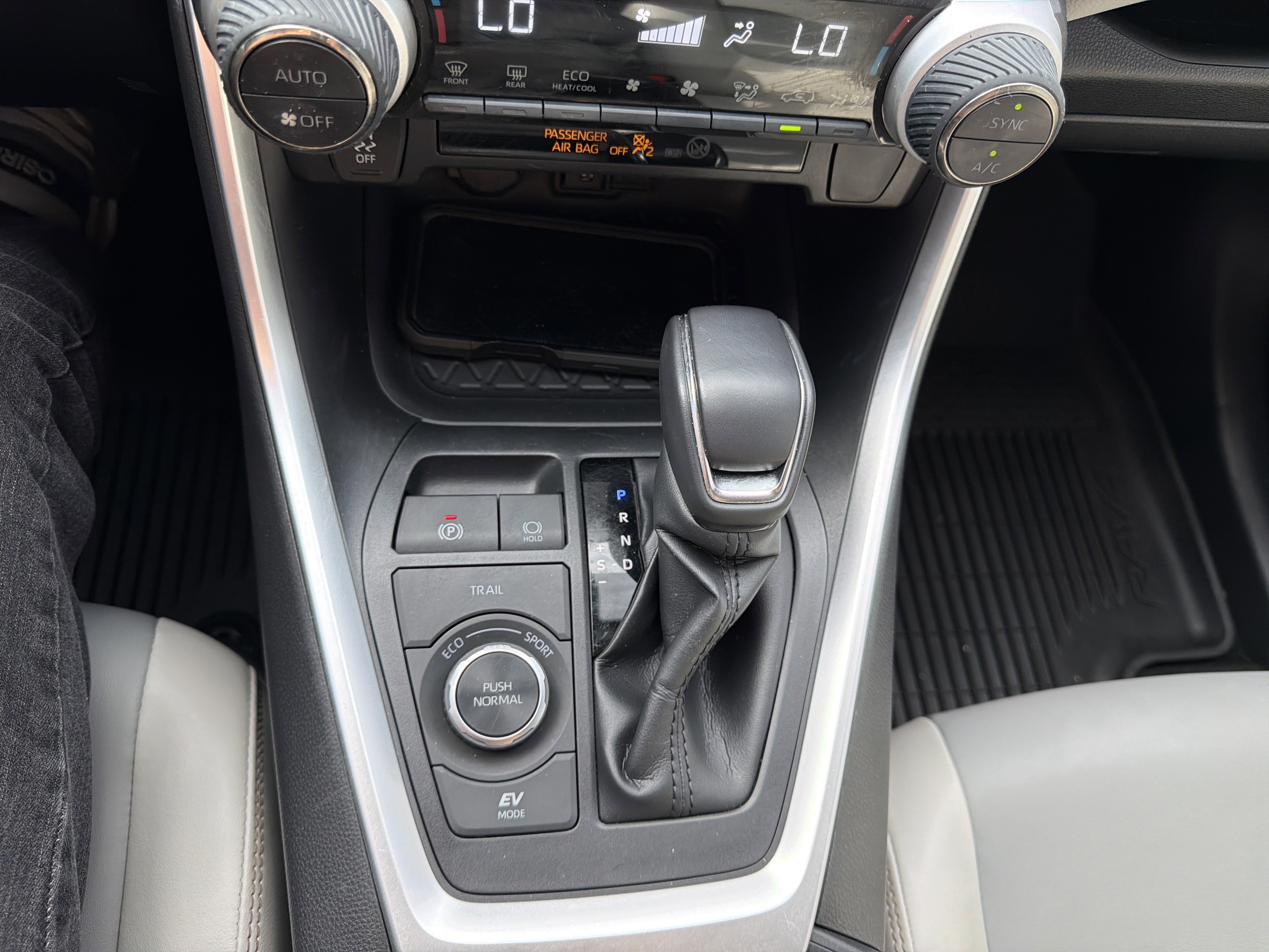 Used 2022 Toyota RAV4 XLE Premium image 31